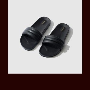 Beatrice Valenzuela black sandals